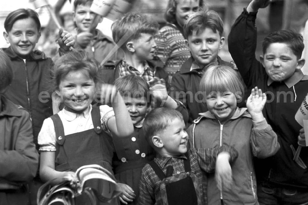 GDR image archive: Leipzig - Zur 13. Internationalen Friedensfahrt vom 2. bis 16.5.1960 stehen Kinder am Straßenrand in Leipzig und warten auf die Radrennfahrer. Die Friedensfahrt führte von Prag über Warschau nach Ost-Berlin über eine Gesamtlänge von 2290 km. 2