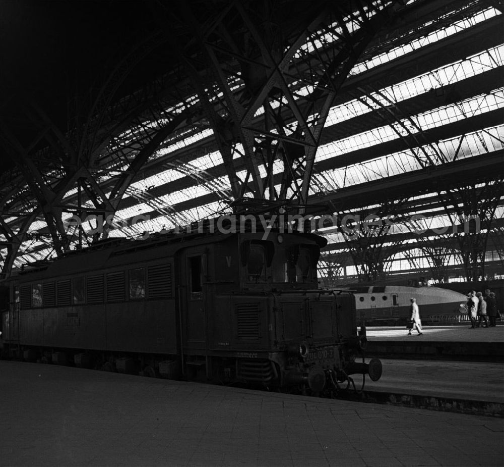 Leipzig: Im Leipziger Hauptbahnhof steht eine Elektro-Lok der Baureihe E 204 010 einsatzbereit am Bahnsteig (Foto vom 01.04.1970). Seit 1933 wurde die 130 km/h schnelle Loks E 04 produziert. Nach dem Zweiten Weltkrieg verblieben 15 Maschinen in der DDR. Ihr Einsatz (ab 1970 bei der Deutschen Reichsbahn E 2