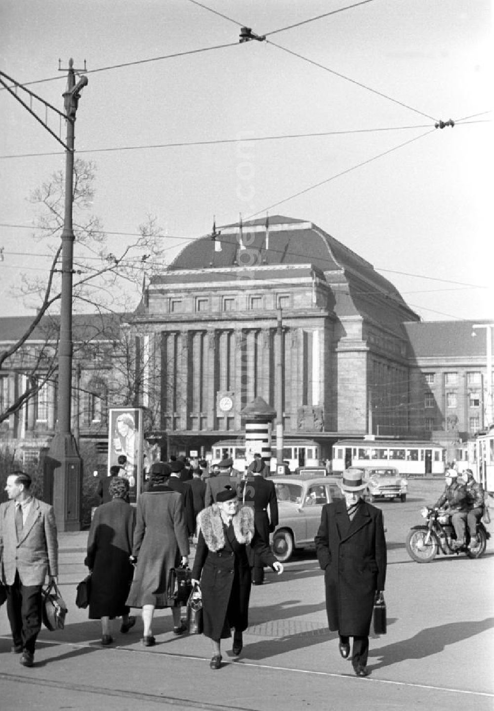 GDR photo archive: Leipzig - Reger Verkehr herrscht vor dem Hauptbahnhof in Leipzig am Platz der Republik (heute Willy-Brandt-Platz). Der Bahnhof wurde nach 13-jähriger Bauzeit am 4. Dezember 1915 eingeweiht und ist seither ein Wahrzeichen der Stadt.