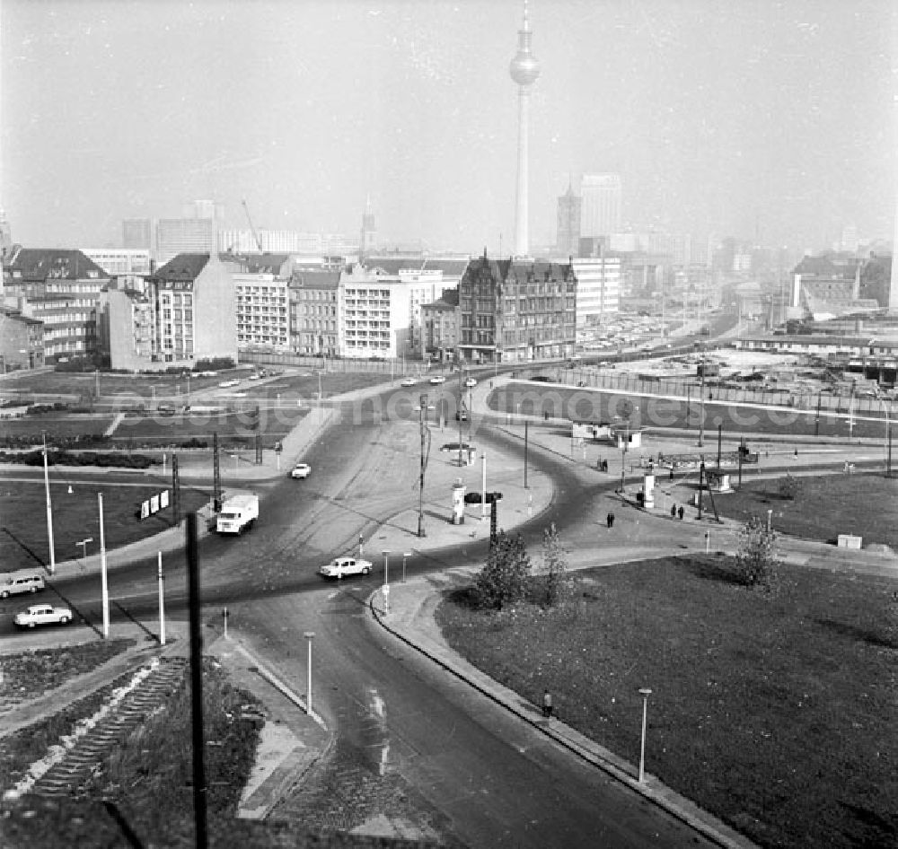 Berlin: Oktober 1969 5 Teile Leipziger Straße vom Dach des Verlages Volk und Wissen 11 Uhr früh