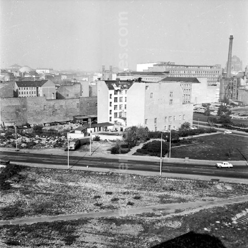 GDR photo archive: Berlin - Oktober 1969 5 Teile Leipziger Straße vom Dach des Verlages Volk und Wissen 11 Uhr früh