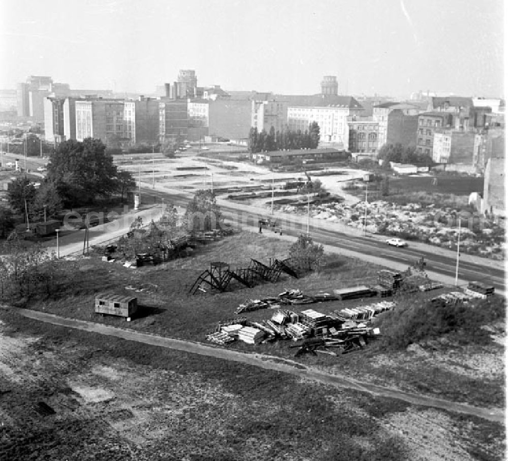 GDR picture archive: Berlin - Oktober 1969 5 Teile Leipziger Straße vom Dach des Verlages Volk und Wissen 11 Uhr früh