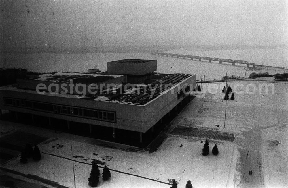 GDR photo archive: uljanowsk - Lenin Memorial Haus in Uljanowsk. Das Bauwerk aus weißem Marmor wurde 1970 zu Lenins 10
