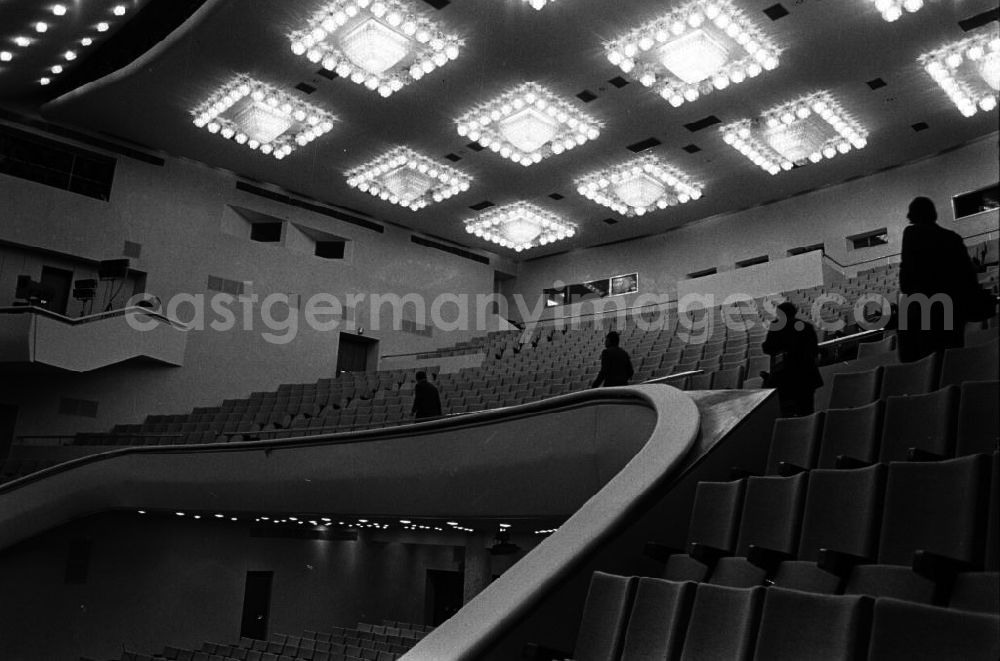 GDR picture archive: Uljanowsk - Der Konferenzraum im Lenin Memorial Haus in Uljanowsk. Das Bauwerk aus weißem Marmor wurde 1970 zu Lenins 10