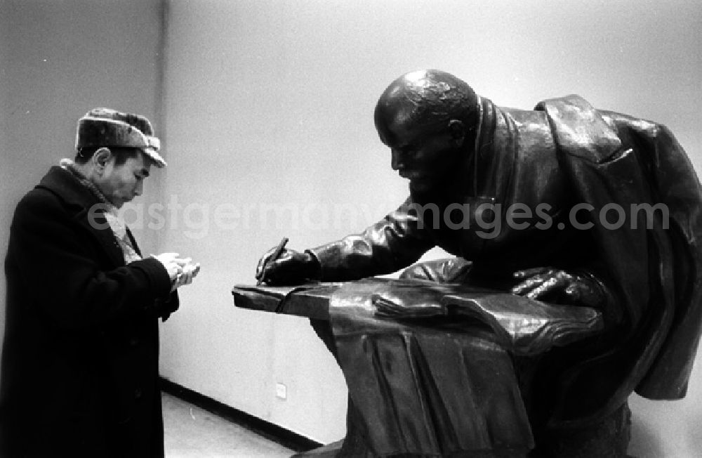 Leningrad: Die Skulptur aus Bronze Lenin schreibt in Lenin-Museum in Leningrad (