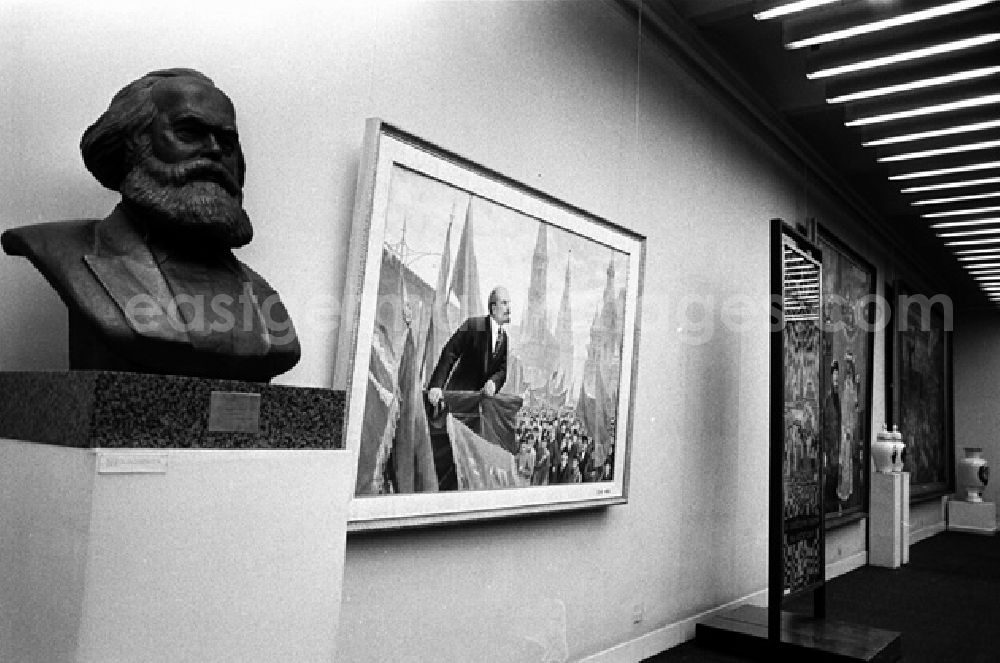 GDR photo archive: Moskau - Lenin-Museum in Moskau. Hier wurde praktisch die gesamte Strategie der künftigen Manipulationen mit Raum, Licht und Ton, vor allem aber jenes Spiel mit dem Bewusstsein des Zuschauers begründet, das heute für Arthouse eine Norm ist. Der Besucher stieg die Paradetreppe hinauf und geriet nicht einfach in einen Saal, sondern ins Herz und Hirn Lenins; seine Stimme aus dem Mikrofon trichterte einem ein, dass Lenin fortlebe, und seine persönlichen Sachen wurden mit einer Andacht vorgestellt, die sonst eher in einer katholischen Kirche am Platze wäre. Hier die Feder, mit der er geschrieben, hier seine Löschwiege, hier die Schuhe, die er getragen hatte. (