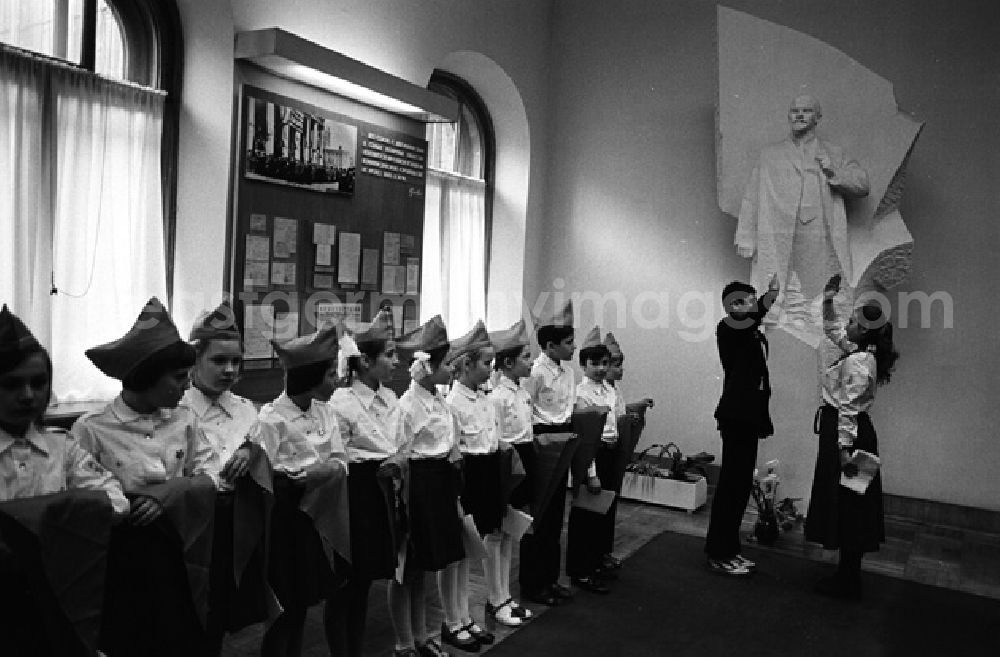 GDR picture archive: Moskau - Eintritt der Oktoberkinder in die Pionierorganisation imeni W.I.Lenina im Lenin-Museum.Wsessojusnaja pionerskaja organisazija imeni Wladimira Iljitscha Lenina war eine zum Komsomol gehörende Jugendorganisation in der Sowjetunion, die von 1922 bis 1990 bestand und sich an 1