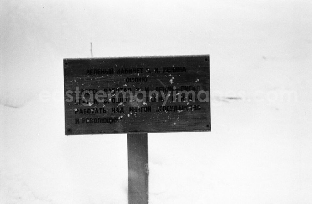 Leningrad: Rasliw bezeichnet eine Siedlung und Bahnstation an der Primorski-Eisenbahnlinie, 32 km von Leningrad (Sankt Petersburg) entfernt und Wohnort eines großen Teils der Arbeiter des Sestrorezker Rüstungswerks. Auf dem Wege in die Illegalität kam in der Nacht zum 1
