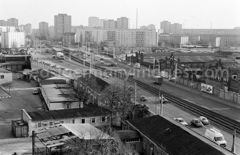 Berlin: Leninallee (today Landsberger Allee ) with the production facilities and production equipment of the municipal slaughterhouse (r.) and view of the prefabricated buildings in Berlin - Friedrichshain and Lichtenberg, the former capital of the GDR, German Democratic Republic