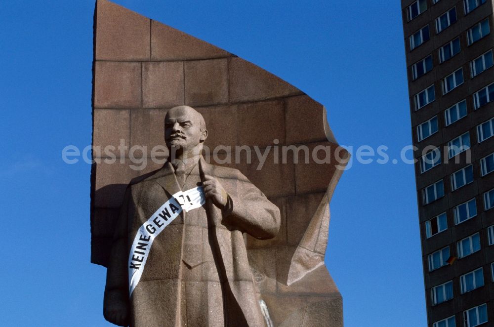 GDR image archive: Berlin - Friedrichshain - The Lenin monument of red granite with banner No violence! in Berlin - Friedrichshain. The Lenin monument stood since 1979 on the monument list the GDR and was demolished in 1991