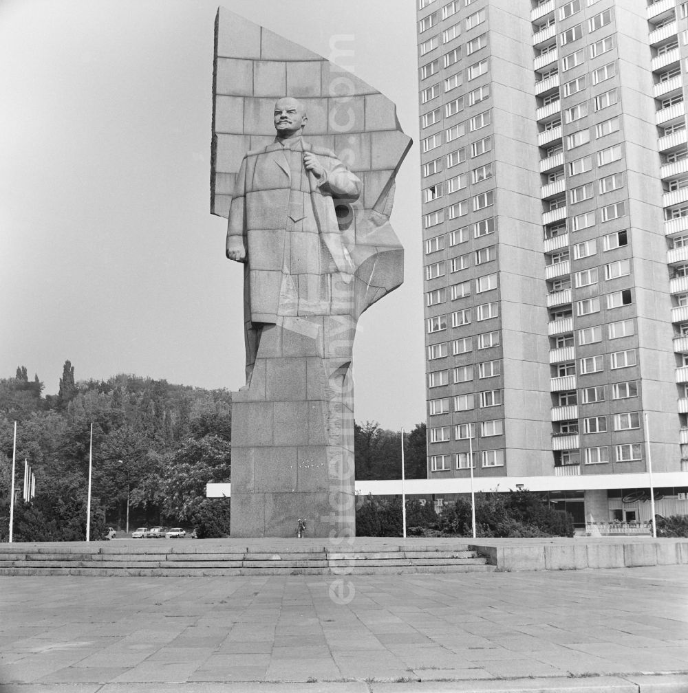 Berlin: Lenin monument on the Leninplatz (today Platz der Vereinten Nationen) in Berlin - Friedrichshain, the former capital of the GDR, German Democratic Republic
