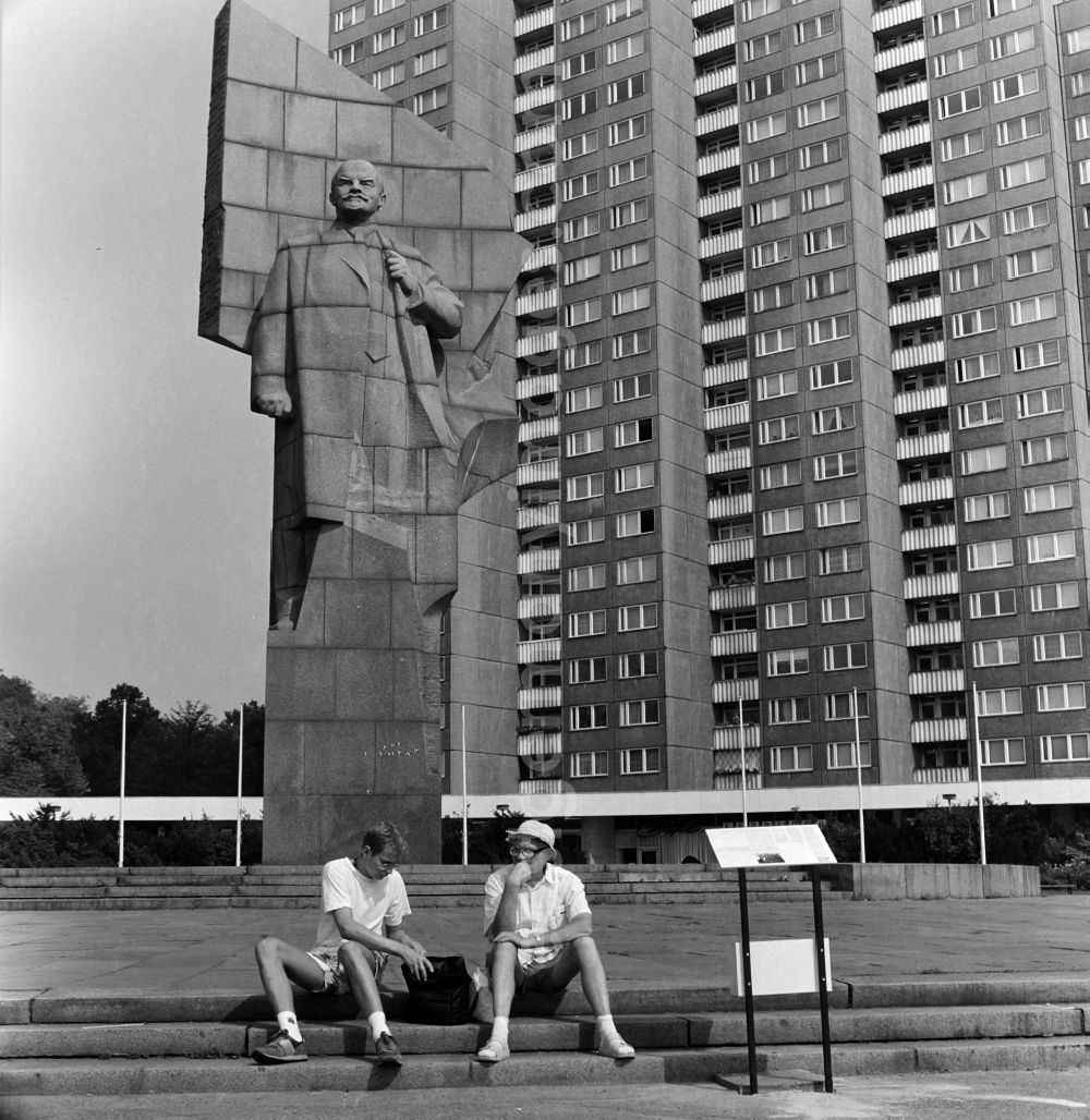 GDR photo archive: Berlin - Lenin monument on the Leninplatz (today Platz der Vereinten Nationen) in Berlin - Friedrichshain, the former capital of the GDR, German Democratic Republic