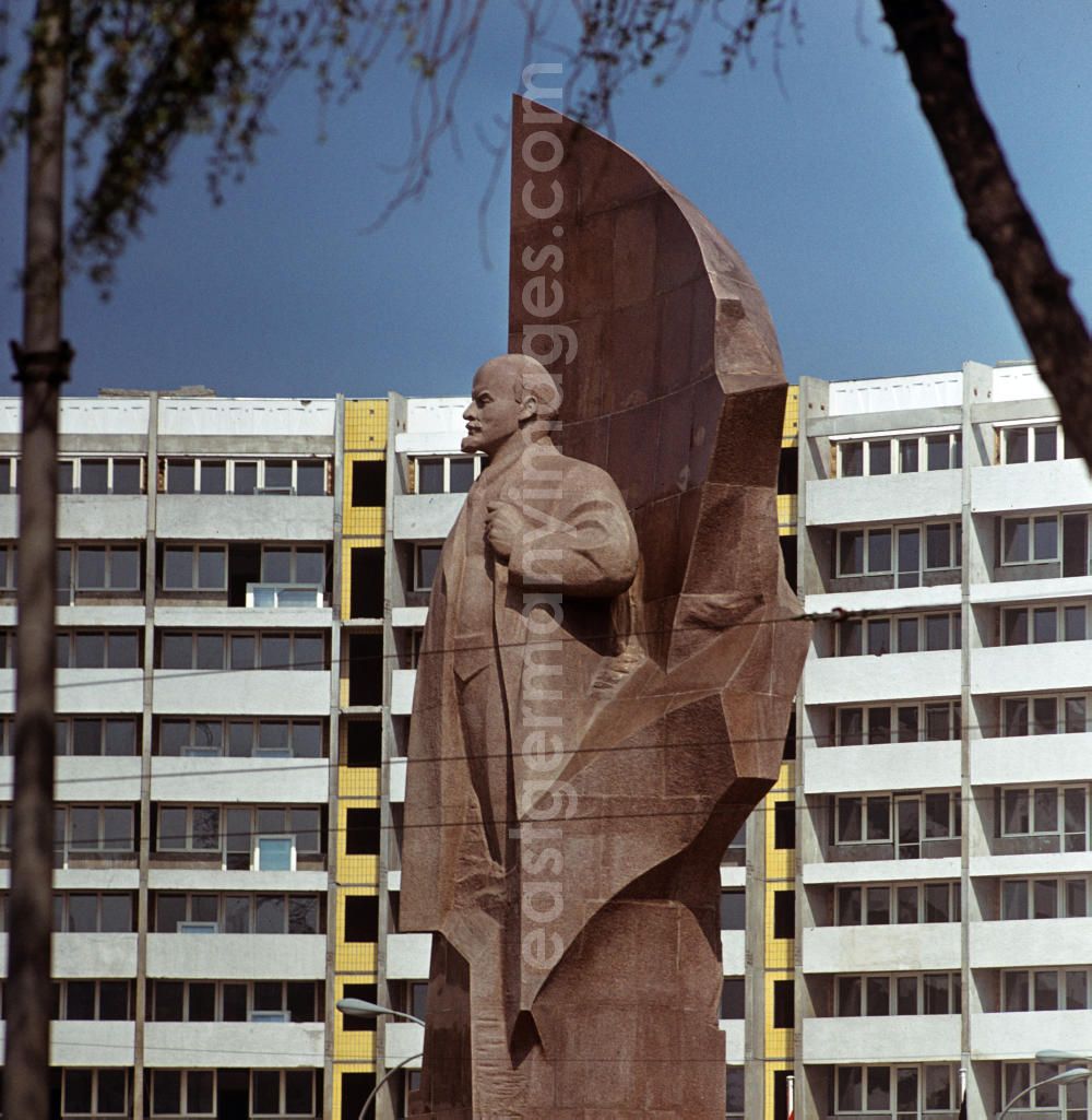 GDR image archive: Berlin - Blick auf die steinerne Figur des Revolutionärs Lenin, der seit April 197