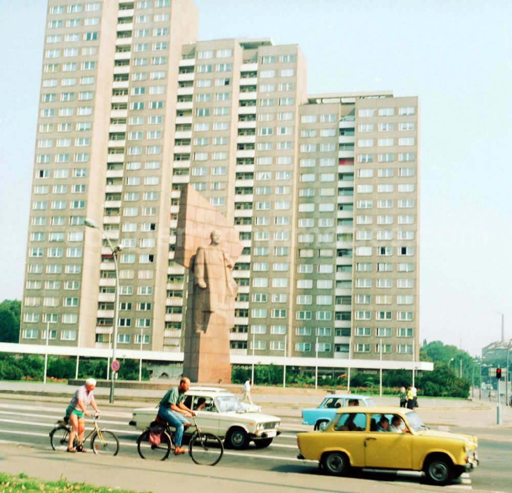 GDR photo archive: Berlin - The Lenin monument by Nikolai Tomsk on the former Lenin Square, today the United Nations Square, in Berlin, the former capital of the GDR, German Democratic Republic