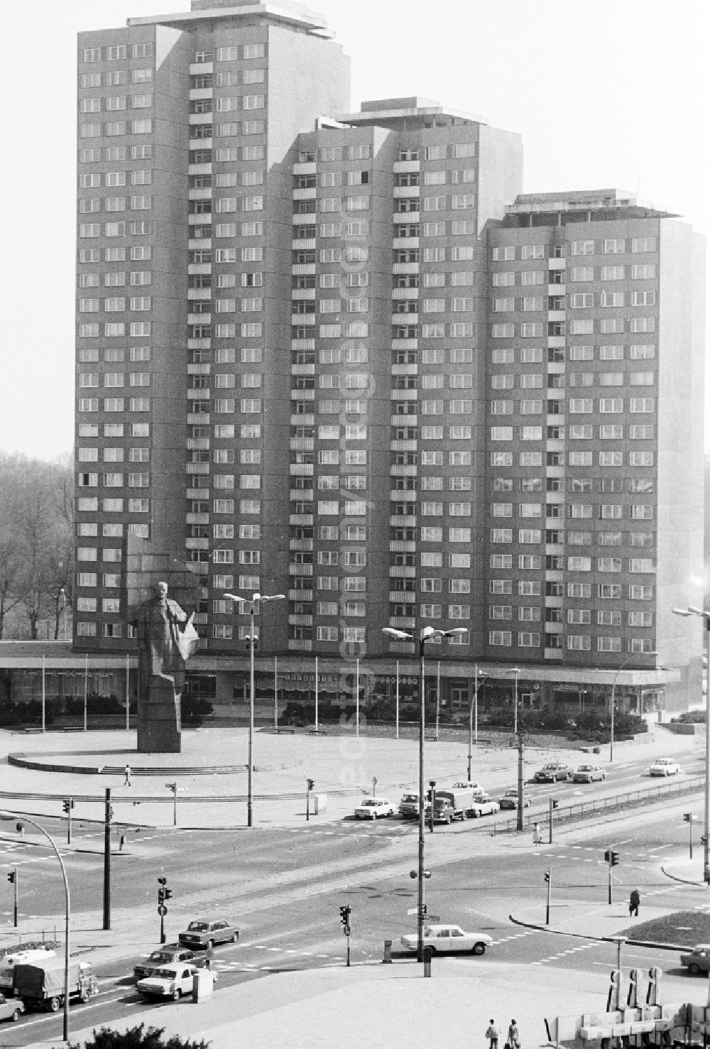 GDR image archive: Berlin - The place Lenin, today place of the United Nations, with which Lenin monument and dwelling houses in the Landsberger avenue in the district Friedrich's grove in Berlin, the former capital of the GDR, German democratic republic