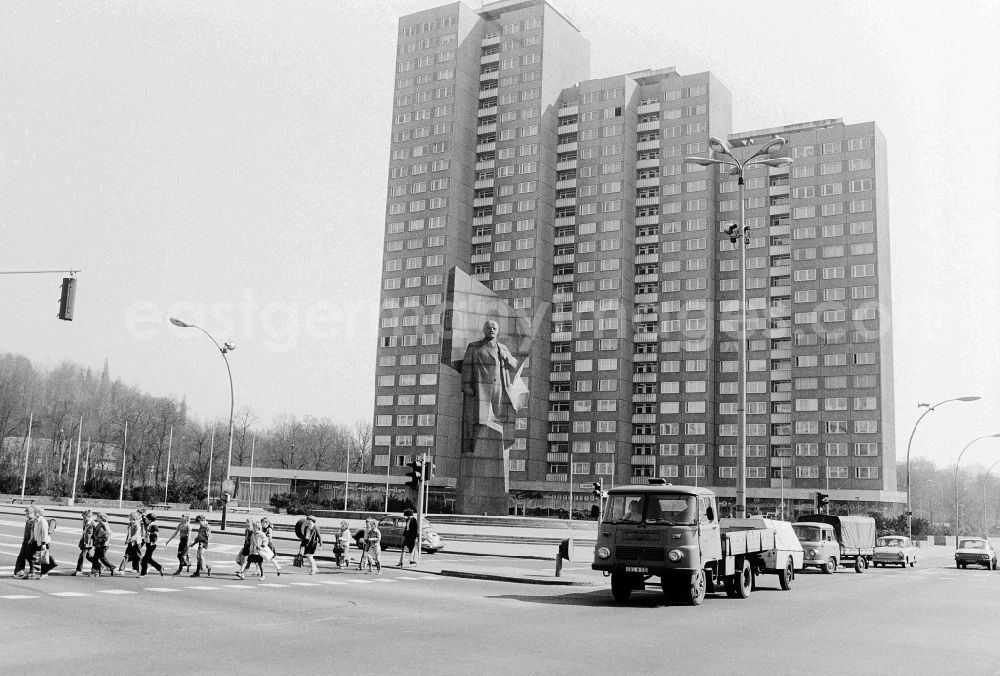GDR picture archive: Berlin - The place Lenin, today place of the United Nations, with which Lenin monument and dwelling houses in the Landsberger avenue in the district Friedrich's grove in Berlin, the former capital of the GDR, German democratic republic