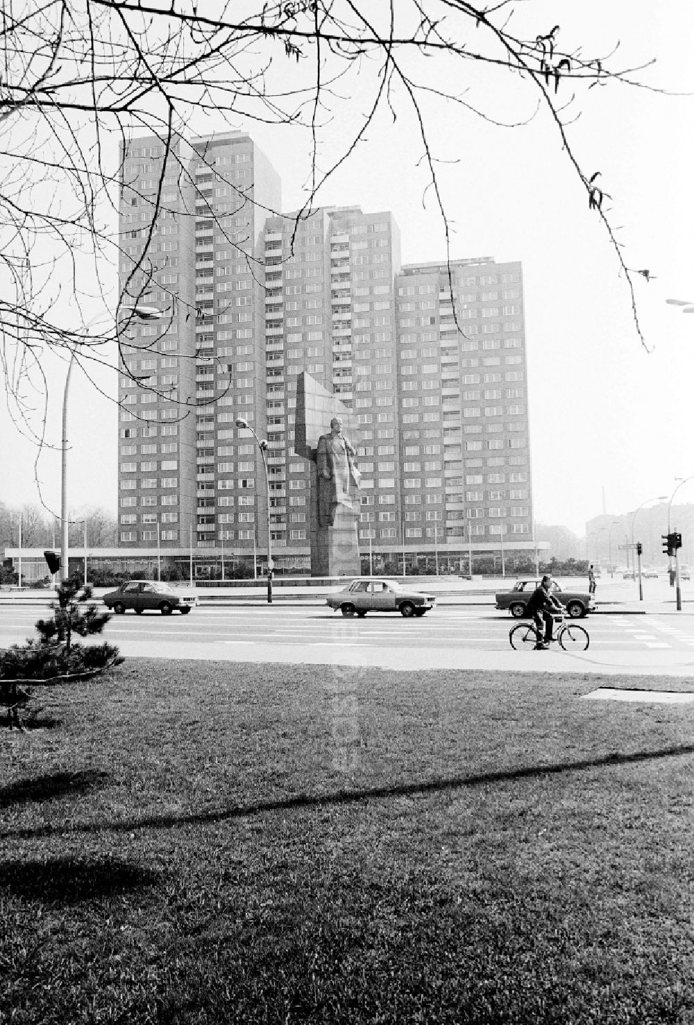 GDR image archive: Berlin - The place Lenin, today place of the United Nations, with which Lenin monument and dwelling houses in the Landsberger avenue in the district Friedrich's grove in Berlin, the former capital of the GDR, German democratic republic