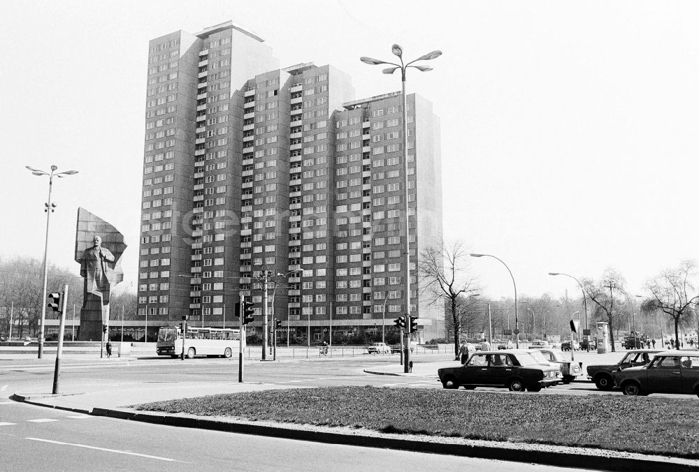 GDR picture archive: Berlin - The place Lenin, today place of the United Nations, with which Lenin monument and dwelling houses in the Landsberger avenue in the district Friedrich's grove in Berlin, the former capital of the GDR, German democratic republic