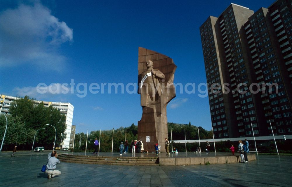 GDR photo archive: Berlin - Friedrichshain - Lenin Square, now the court of the United Nations, with Lenin monument and houses in Berlin - Friedrichshain