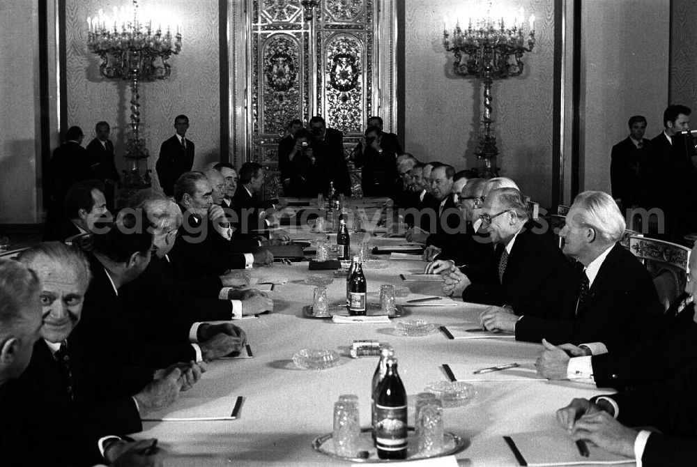 GDR photo archive: Moskau - Leonid Breshnew empfängt Erich Honecker. Beginn der Verhandlungen (