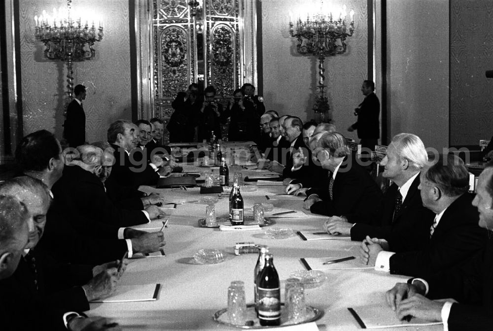 GDR picture archive: Moskau - Leonid Breshnew empfängt Erich Honecker. Beginn der Verhandlungen (