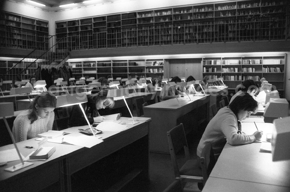 Berlin: View into the reading room of the Humboldt University, students sit at tables and learn, study and read in the center of Berlin, the former capital of the GDR, German Democratic Republic