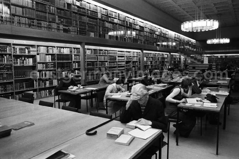 GDR photo archive: Berlin - Blick in den Lesesaal der Berliner Stadtbibliothek, Benutzer sitzen an Tischen und lesen.