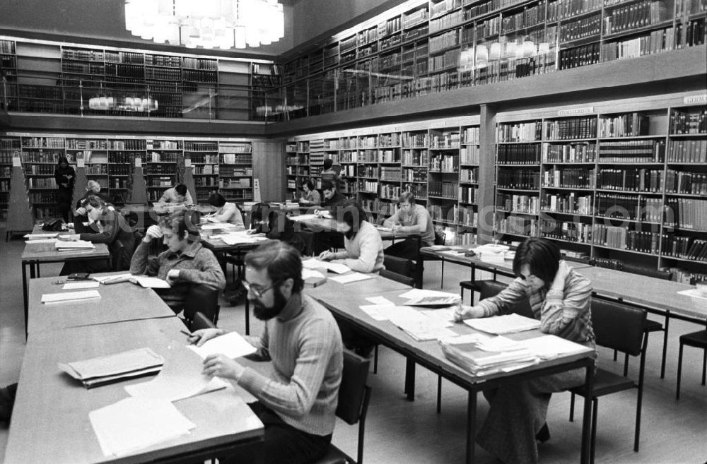 GDR picture archive: Berlin - Blick in den Lesesaal der Berliner Stadtbibliothek, Benutzer sitzen an Tischen und lesen.