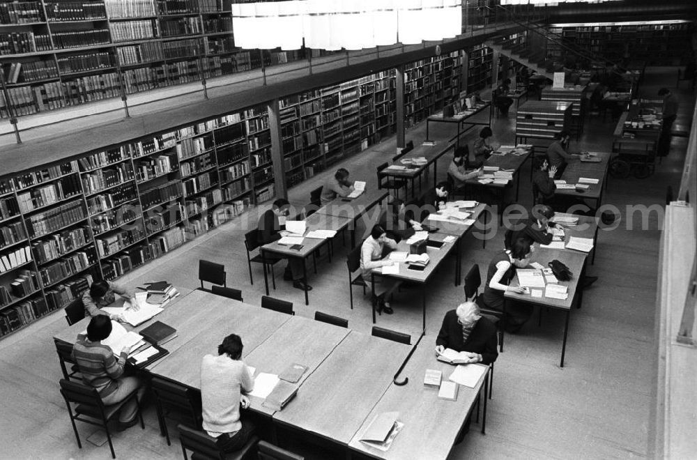 Berlin: Blick in den Lesesaal der Berliner Stadtbibliothek, Benutzer sitzen an Tischen und lesen.