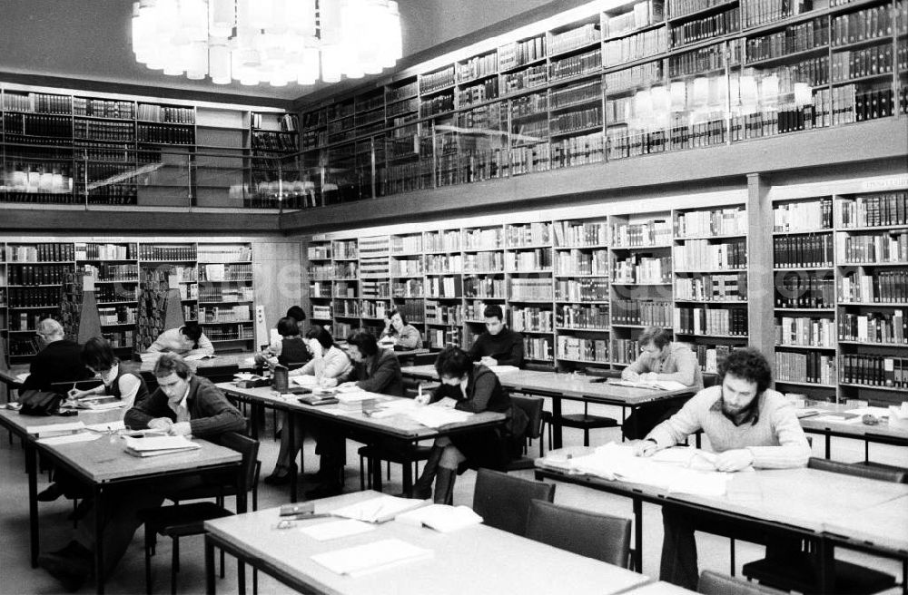 GDR image archive: Berlin - Blick in den Lesesaal der Berliner Stadtbibliothek, Benutzer sitzen an Tischen und lesen.