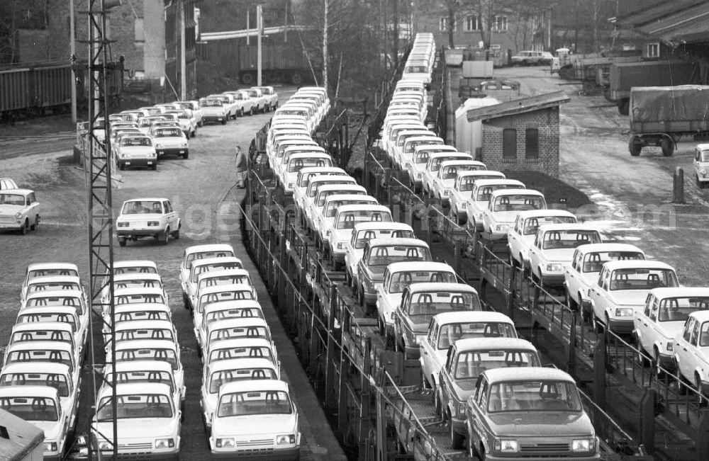 GDR photo archive: Eisenach - Autos vom Typ Wartburg stehen zum Transport bereit. Die letzte Wartburg-Produktionswoche hat begonnen.