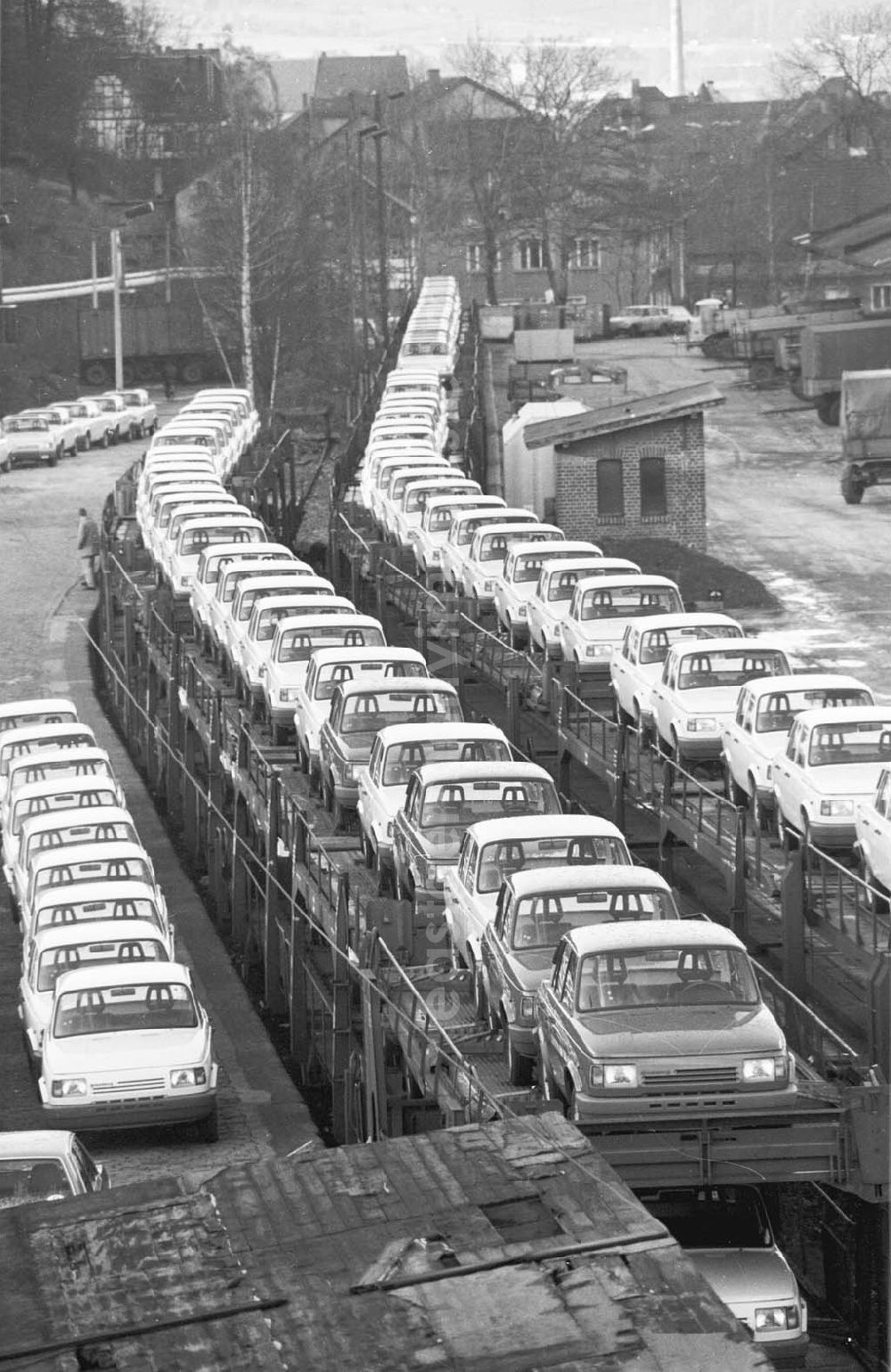 Eisenach: Autos vom Typ Wartburg stehen zum Transport bereit. Die letzte Wartburg-Produktionswoche hat begonnen.