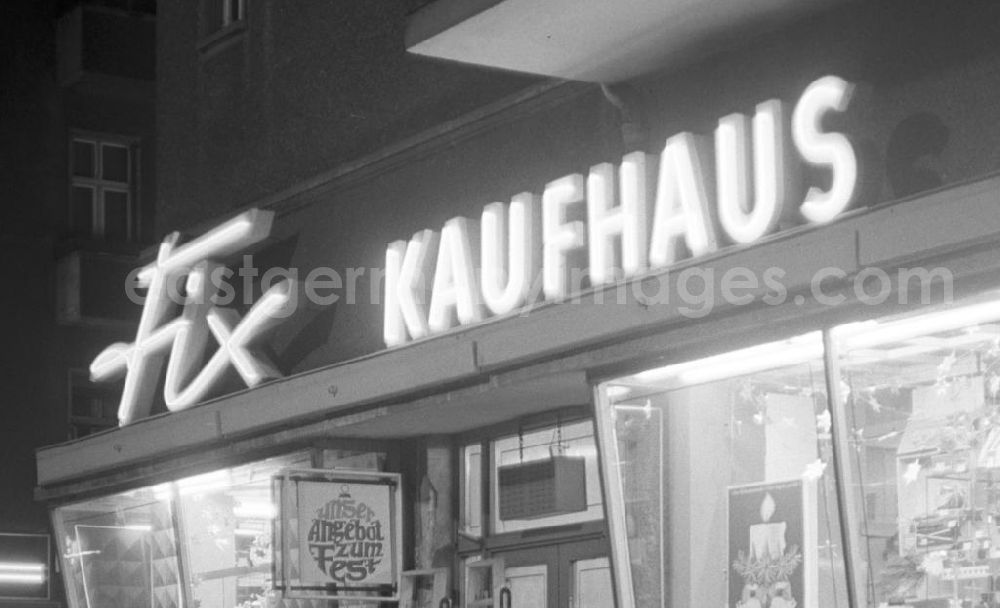 Berlin: Mit leuchtenden Buchstaben und Schaufenstern lädt das bei den Berlinern sehr beliebte Kaufhaus Fix in der Schönhauser Allee zum Weihnachtsbummel ein.