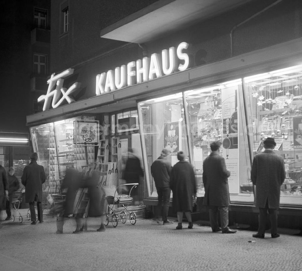 GDR photo archive: Berlin - Mit leuchtenden Buchstaben und Schaufenstern lädt das bei den Berlinern sehr beliebte Kaufhaus Fix in der Schönhauser Allee zum Weihnachtsbummel ein.
