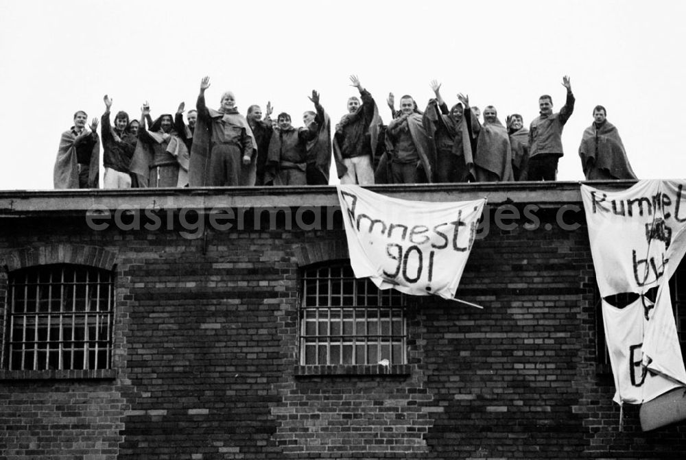 GDR photo archive: Berlin-Lichtenberg - Lichtenberg/Berlin Strafvollzug Rummelsburg/ Häftlingsrevolte 21.09.9