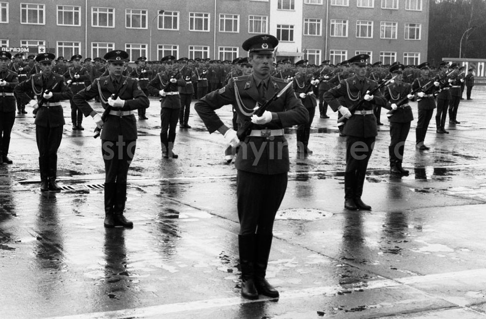 GDR photo archive: Berlin-Lichtenberg - Lichtenberg/Berlin Tag der offenen Tür in der sowjetischen Garnison in Karlshorst 02.09.9