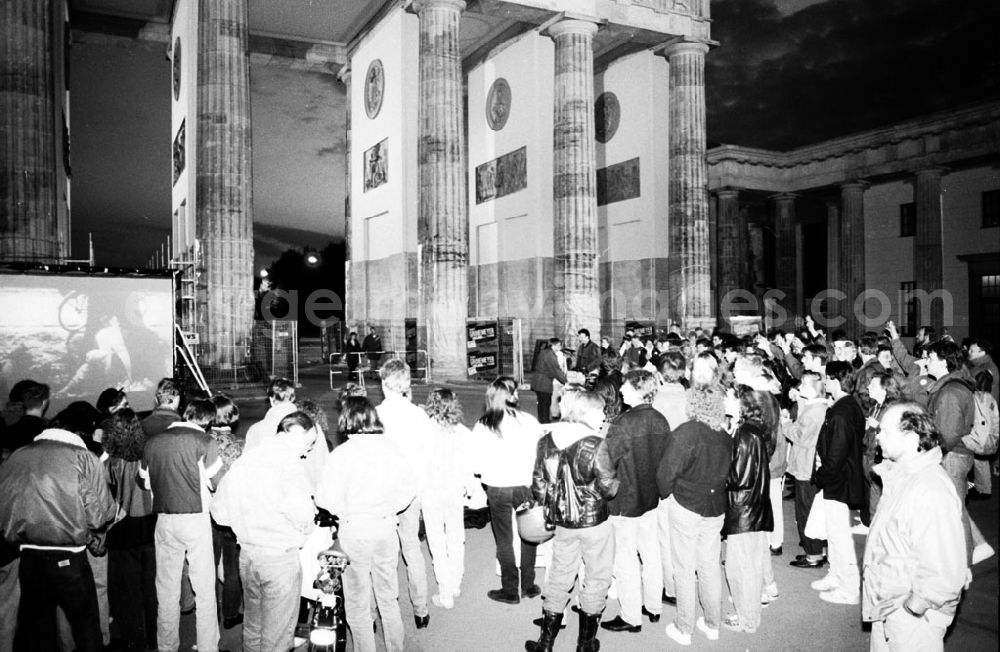 GDR image archive: - Lichterkette am Brandenburger Tor/Jugendrotkreuz Umschlagnummer: 7411