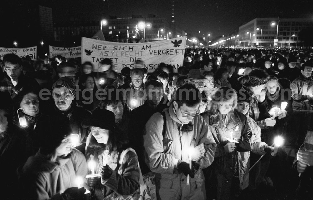 GDR image archive: Berlin - Chain of lights against xenophobia in the district Mitte in Berlin