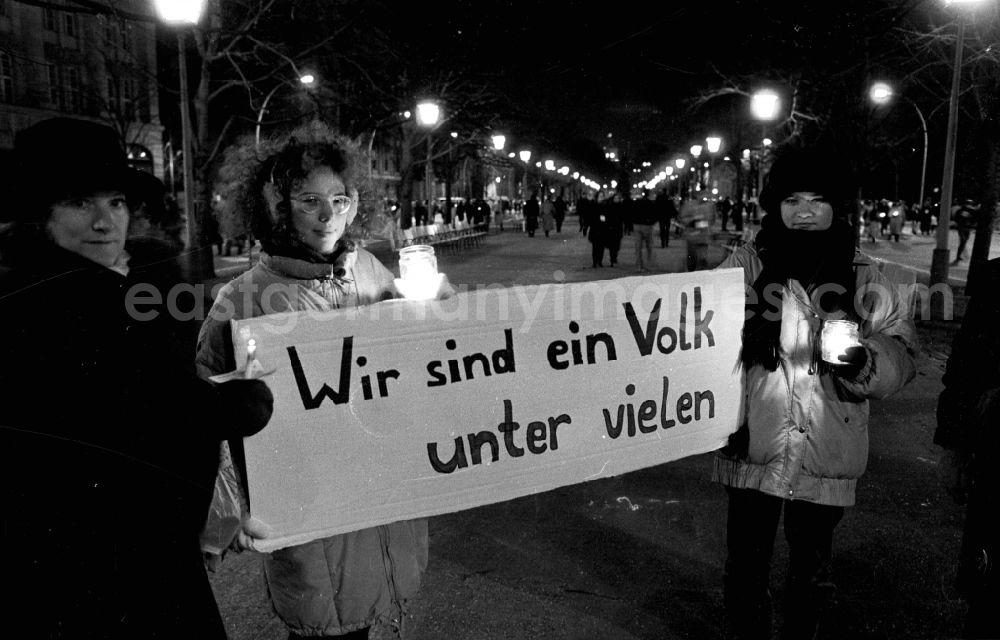 GDR picture archive: Berlin - Chain of lights against xenophobia in the district Mitte in Berlin