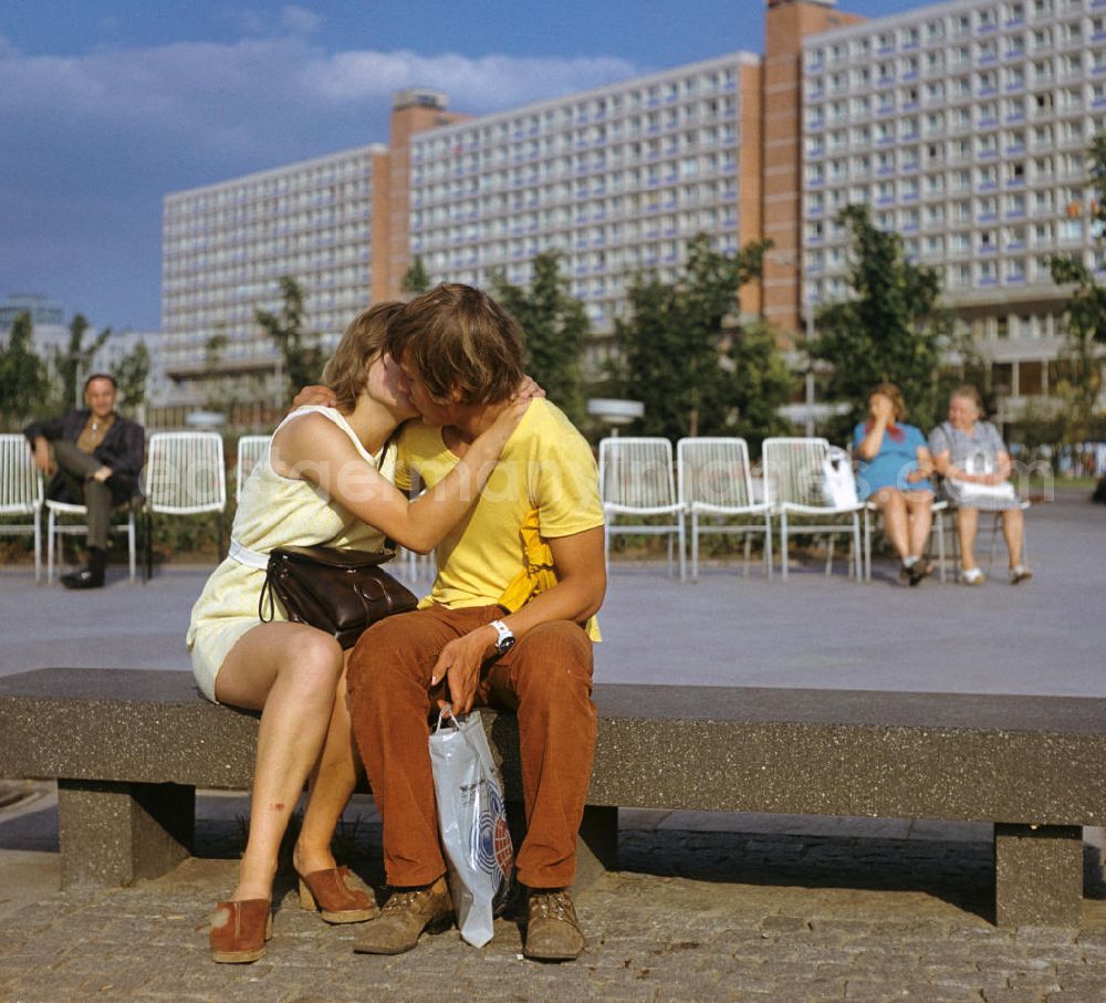 GDR photo archive: Berlin - Zu den Weltfestspielen im Sommer 1973 in Berlin sitzt ein junges Paar in der Parkanlage am Neptunbrunnen nahe dem Berliner Fernsehturm auf einer Steinbank und küßt sich.