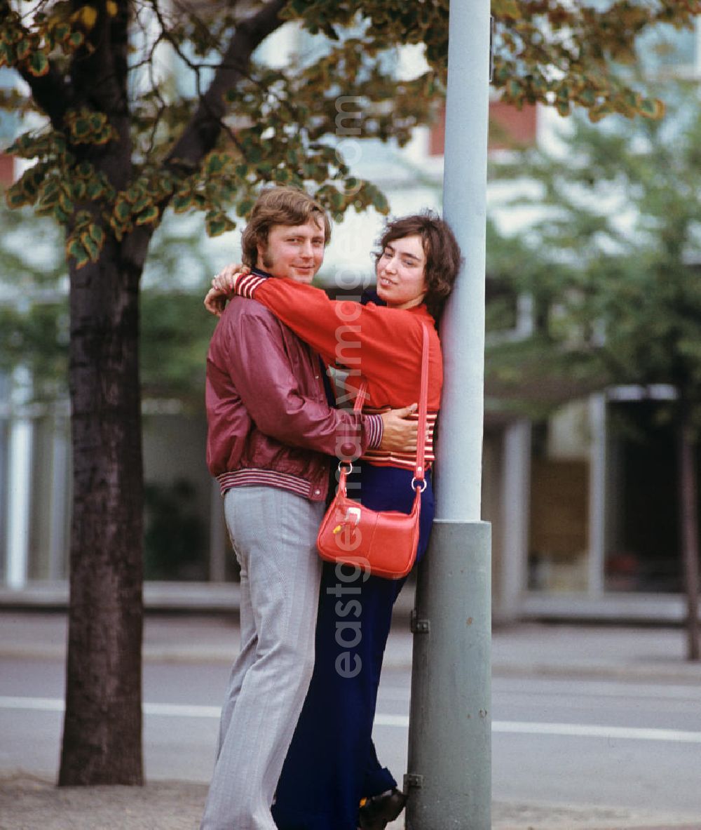 GDR picture archive: Berlin - Ein junges Paar posiert an einer Laterne Unter den Linden in Berlin-Mitte.
