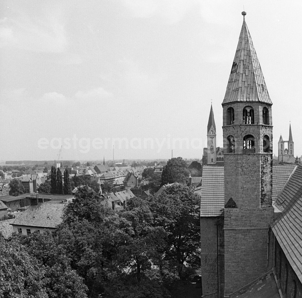 GDR image archive: Halberstadt - Facade and roof structure of the sacral building of the church and longhouse Liebfrauenkirche in Halberstadt in the state Saxony-Anhalt on the territory of the former GDR, German Democratic Republic