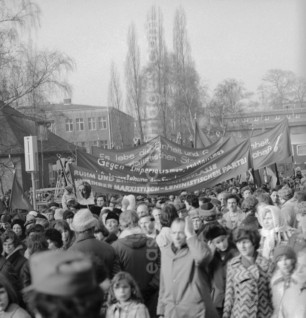 GDR photo archive: Berlin - Liebknecht-Luxembourg-demonstration at the Central Cemetery Friedrichsfelde in Berlin-Lichtenberg. It takes place annually at the date of her death anniversary on the second weekend in January instead