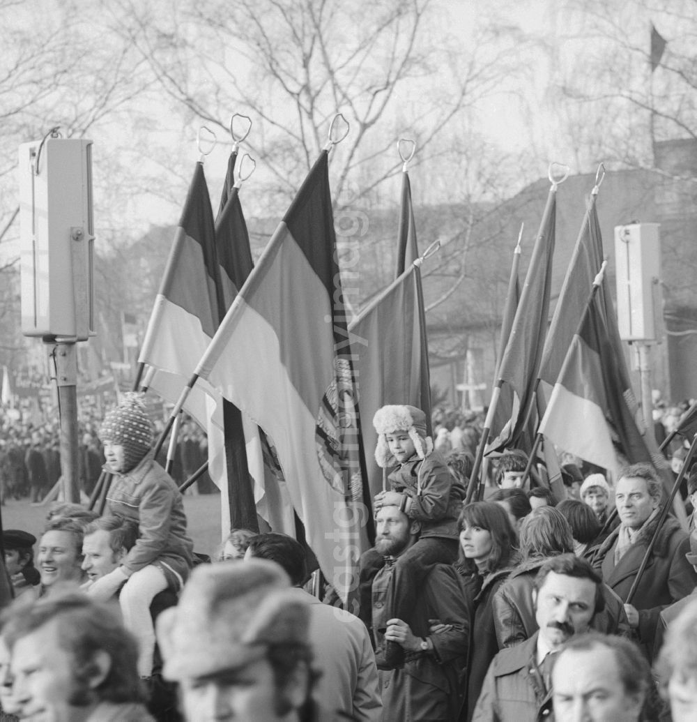 GDR picture archive: Berlin - Liebknecht-Luxembourg-demonstration at the Central Cemetery Friedrichsfelde in Berlin-Lichtenberg. It takes place annually at the date of her death anniversary on the second weekend in January instead