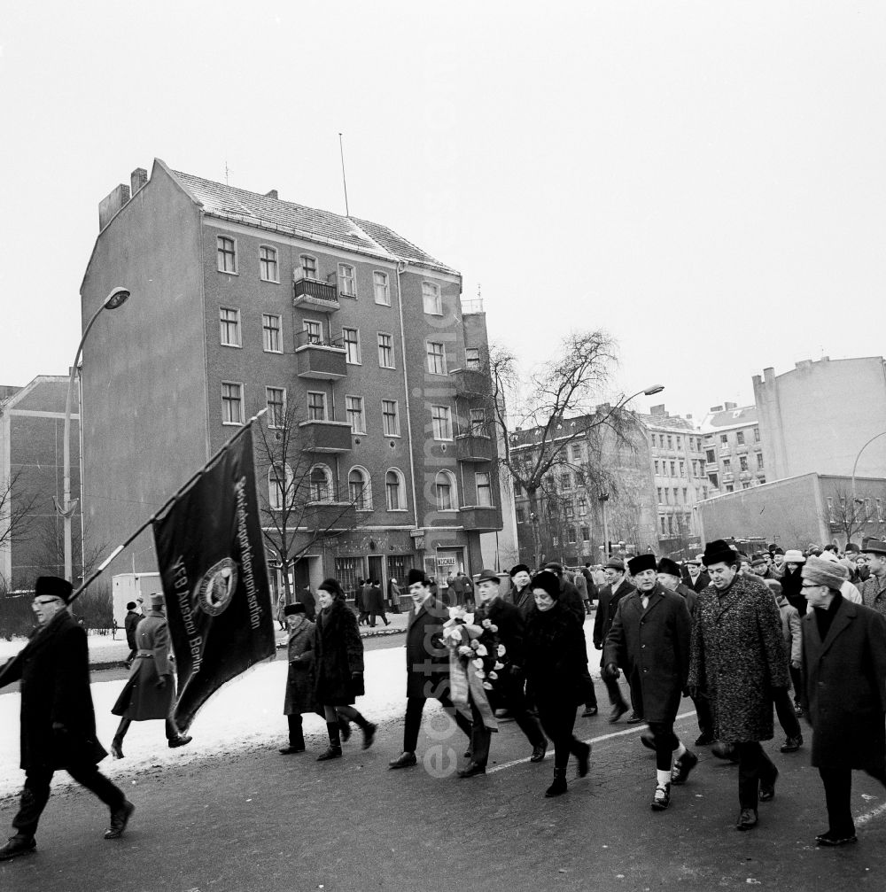 GDR image archive: Berlin - Liebknecht-Luxembourg-demonstration at the Central Cemetery Friedrichsfelde in Berlin-Lichtenberg. It takes place annually at the date of her death anniversary on the second weekend in January instead