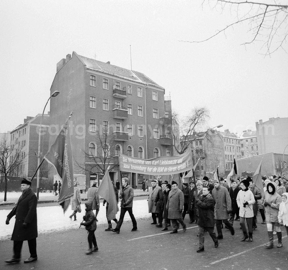 GDR photo archive: Berlin - Liebknecht-Luxembourg-demonstration at the Central Cemetery Friedrichsfelde in Berlin-Lichtenberg. It takes place annually at the date of her death anniversary on the second weekend in January instead