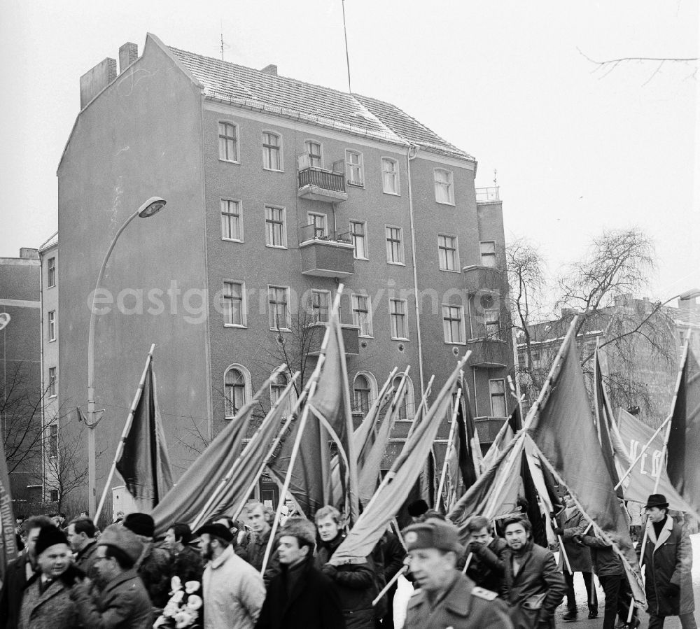 GDR image archive: Berlin - Liebknecht-Luxembourg-demonstration at the Central Cemetery Friedrichsfelde in Berlin-Lichtenberg. It takes place annually at the date of her death anniversary on the second weekend in January instead