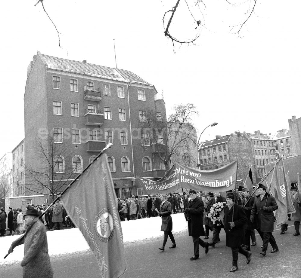 GDR picture archive: Berlin - Liebknecht-Luxembourg-demonstration at the Central Cemetery Friedrichsfelde in Berlin-Lichtenberg. It takes place annually at the date of her death anniversary on the second weekend in January instead