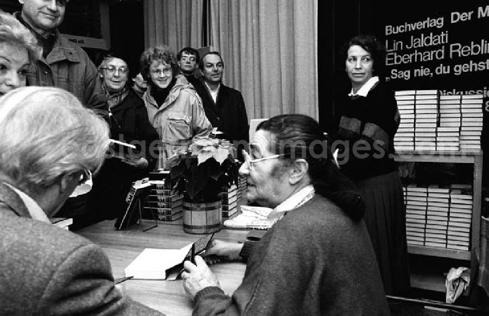 Berlin: 11.12.1986 Lin Jaldatin und Eberhard Rebling, signieren ihr Buch Sag nie, du gehst den letzten Weg im Brechtbuchladen in der Chausseestraße - Berlin Umschlagnr.: 1356