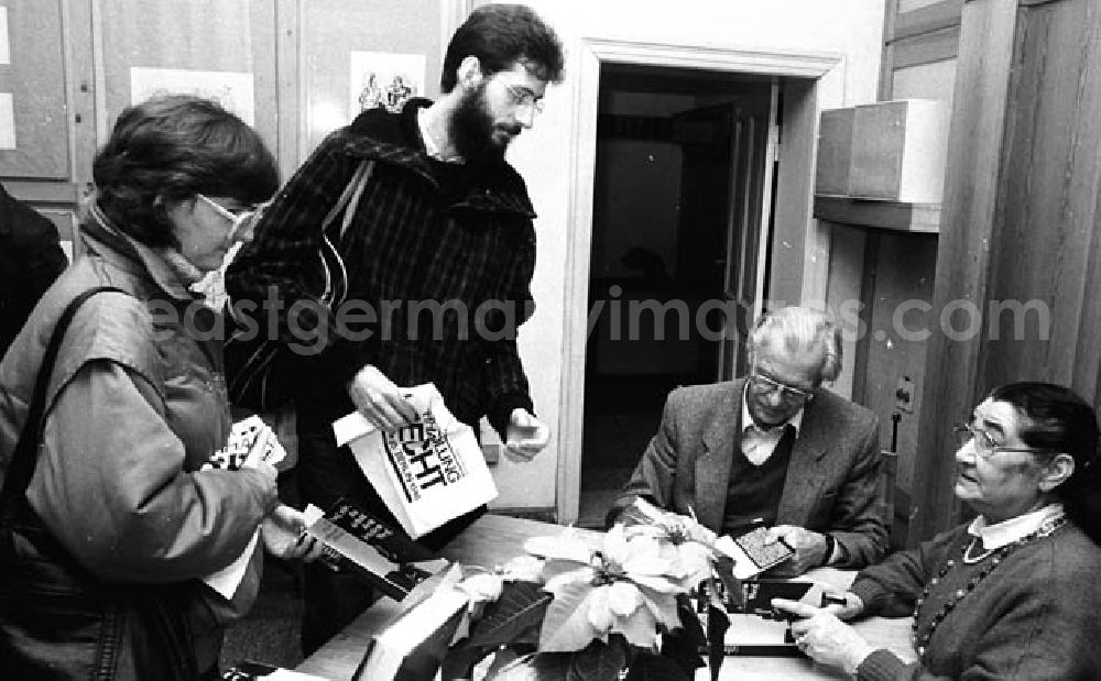GDR image archive: Berlin - 11.12.1986 Lin Jaldatin und Eberhard Rebling, signieren ihr Buch Sag nie, du gehst den letzten Weg im Brechtbuchladen in der Chausseestraße - Berlin Umschlagnr.: 1356